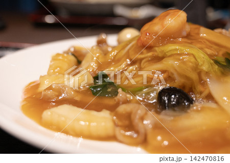 海鮮あんかけ焼きそばの湯気立つ一皿 142470816