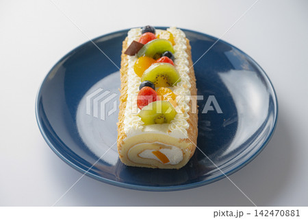 紺色の器に盛られたフルーツロールケーキ 紺色の器に盛られたフルーツロールケーキ 142470881