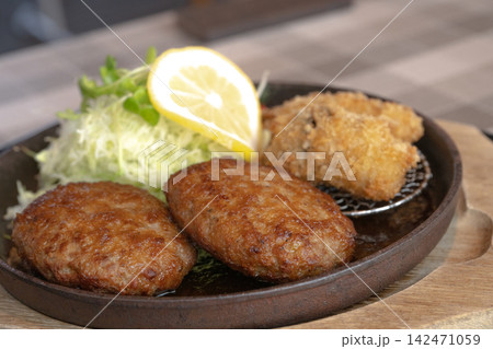 キャベツとレモンを添えた鉄板焼きハンバーグ 142471059