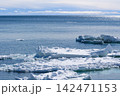 海面に浮かぶ流氷 142471153