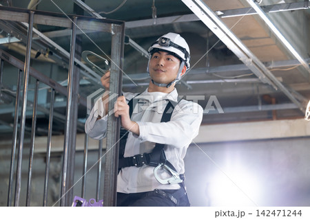 フルハーネスを装着した建設作業員 フルハーネスを装着した建設作業員 142471244