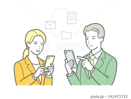 スマホでデータ共有や連絡を行う男女のビジネスパーソン スマホでデータ共有や連絡を行う男女のビジネスパーソン 142471732