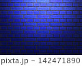 光があたる水青色の壁 142471890