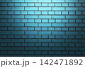 光があたる水色の壁 142471892