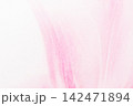 ピンク色のチューリップの花びらのアップとざらざらした紙 142471894