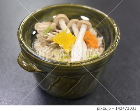 秋の味覚を楽しむきのこたっぷりの炊き込みご飯 142472033