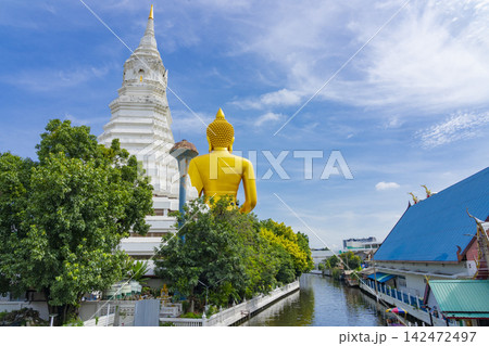 タイ・バンコクの寺院と黄金の仏像、水路の風景 142472497