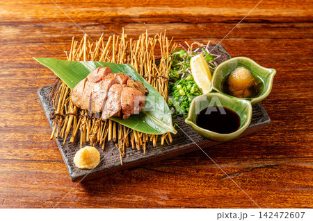 新鮮な朝引き鶏肝の香ばしい炙り料理 新鮮な朝引き鶏肝の香ばしい炙り料理 142472607