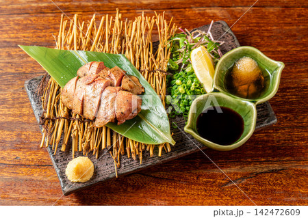新鮮な朝引き鶏肝の香ばしい炙り料理 新鮮な朝引き鶏肝の香ばしい炙り料理 142472609