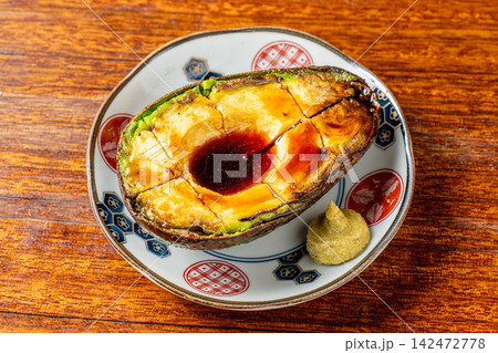 炭火で香ばしく焼き上げたアボカド 炭火で香ばしく焼き上げたアボカド 142472778