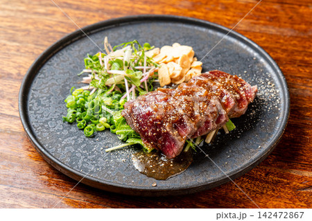 塩麹の旨味が引き立つ絶品の鹿肉漬け料理 142472867