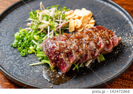 塩麹の旨味が引き立つ絶品の鹿肉漬け料理 142472868