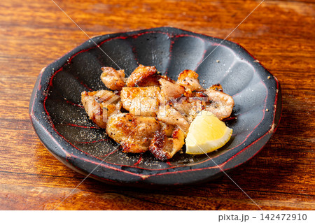 香ばしく炭火で炙ったコリコリ食感のひね皮 香ばしく炭火で炙ったコリコリ食感のひね皮 142472910