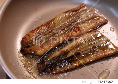 Grilled Unagi in Pan with Sauce Grilled Unagi in Pan with Sauce 142473021