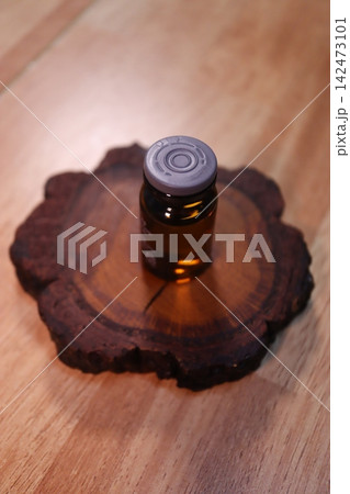 Bottle on Wooden Slice Stand Bottle on Wooden Slice Stand 142473101
