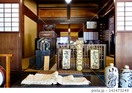 大福帳や徳利・そろばんが並ぶ「東光の酒蔵」のノスタルジックな帳場展示 大福帳や徳利・そろばんが並ぶ「東光の酒蔵」のノスタルジックな帳場展示 142473249