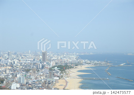 海岸線と湾岸都市の広域俯瞰 海岸線と湾岸都市の広域俯瞰 142473577
