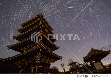 神奈川県川崎市麻生区の香林寺五重塔越しに見る北極星を中心とする星の日周運動 神奈川県川崎市麻生区の香林寺五重塔越しに見る北極星を中心とする星の日周運動 142473809