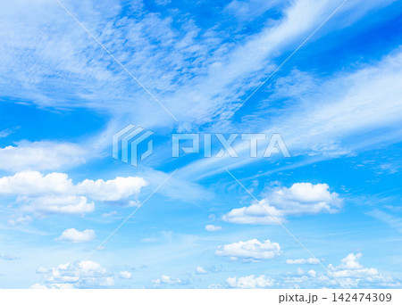 爽やかな青空と空気感のある秋の雲のシンプルな風景 爽やかな青空と空気感のある秋の雲のシンプルな風景 142474309