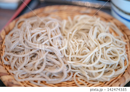 竹ざるに並ぶ二色蕎麦のクローズアップ 竹ざるに並ぶ二色蕎麦のクローズアップ 142474385