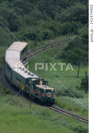 山あいのカーブを進むレトロ列車の後方風景 山あいのカーブを進むレトロ列車の後方風景 142474403