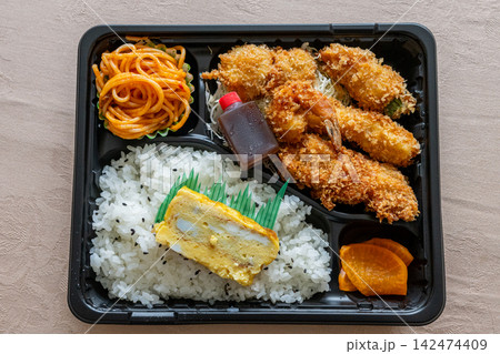 エビフライと卵焼きが並ぶボリューム弁当 エビフライと卵焼きが並ぶボリューム弁当 142474409
