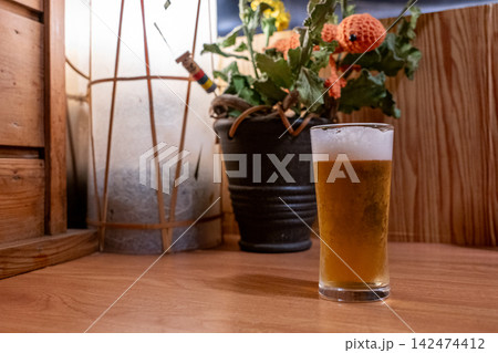 木のカウンターに置かれた冷たいビールグラス 木のカウンターに置かれた冷たいビールグラス 142474412