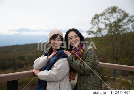 清里高原の展望台で絶景に感動する女友達 142474494