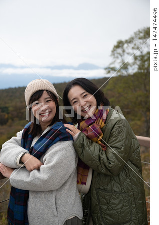 秋の展望台で絶景に感動する女友達 142474496