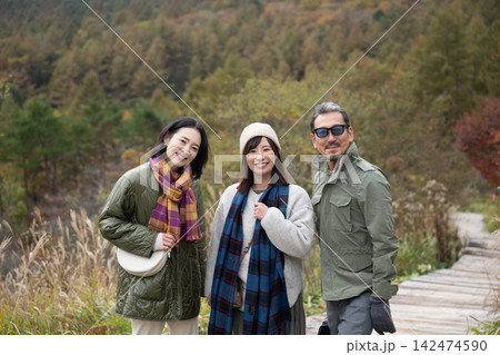 清里高原の眺望を楽しむ3人 清里高原の眺望を楽しむ3人 142474590