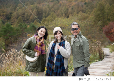 八ヶ岳を望む眺望を楽しむ3人 142474591