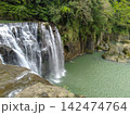 台湾・十分瀑布の美しい滝とエメラルドグリーンの渓流 142474764