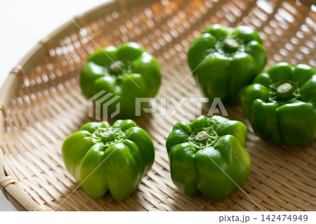 ザルにのせた伝統野菜のかぐら南蛮(9月) ザルにのせた伝統野菜のかぐら南蛮(9月) 142474949