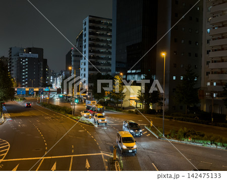 東京の夜景 ビル街と夜の道路 東京の夜景 ビル街と夜の道路 142475133