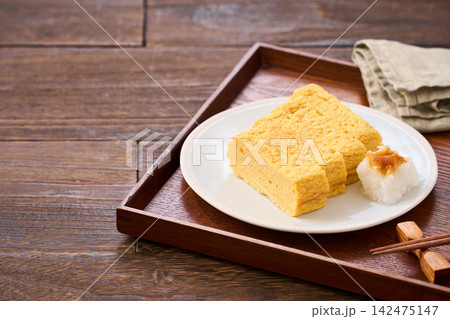 だし巻き卵 大根おろしを添えた和風卵料理 142475147