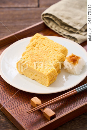だし巻き卵 大根おろしを添えた和風卵料理 142475150