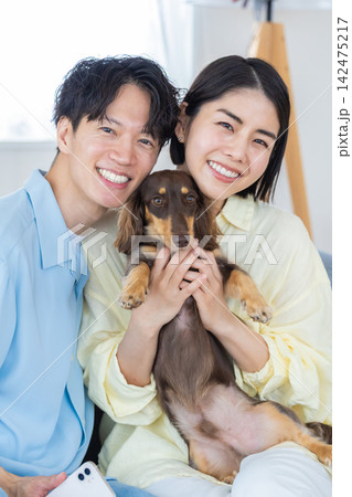ファミリー　犬のいる暮らし　飼い主とミニチュアダックスのポートレート 142475217