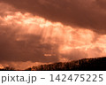 冬の夕空にかかる天使のはしご 142475225