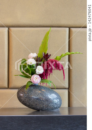 和風イメージの生け花 142476041
