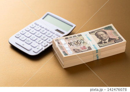 300万円分の札束と電卓 142476078