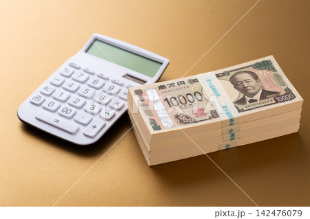 400万円分の札束と電卓 142476079