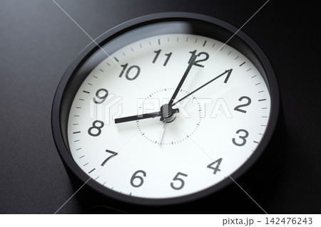 8時を示す黒い時計 黒バック 8時を示す黒い時計 黒バック 142476243