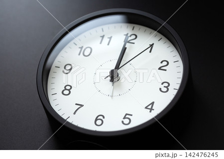 12時を示す黒い時計　黒バック 142476245