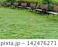 並んだ木製ベンチ 142476271