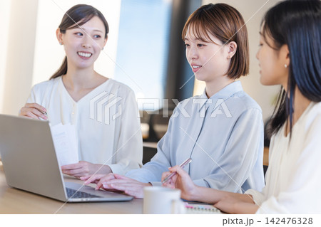 ノートパソコンを前に新しいアイデアや企画を出し合う女性ビジネスパーソン ノートパソコンを前に新しいアイデアや企画を出し合う女性ビジネスパーソン 142476328