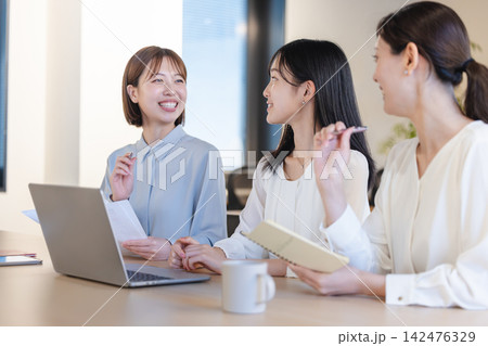 打ち合わせする女性 打ち合わせする女性 142476329