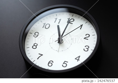 11時を示す黒い時計 黒バック 11時を示す黒い時計 黒バック 142476537