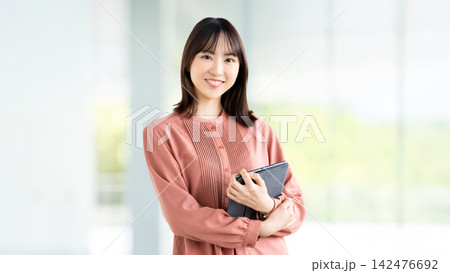 タブレットを持つ女性・ビジネスウーマン 142476692