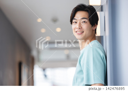 爽やかな笑顔を見せる男性 爽やかな笑顔を見せる男性 142476895