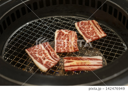 Premium Raw Beef Ribs with Fine Marbling on Grill Mesh Premium Raw Beef Ribs with Fine Marbling on Grill Mesh 142476949